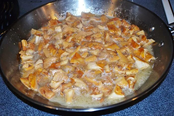 лисички со сметаной и луком. лук жареный. жареный лук со сметаной. грузди со сметаной. лук жареный.