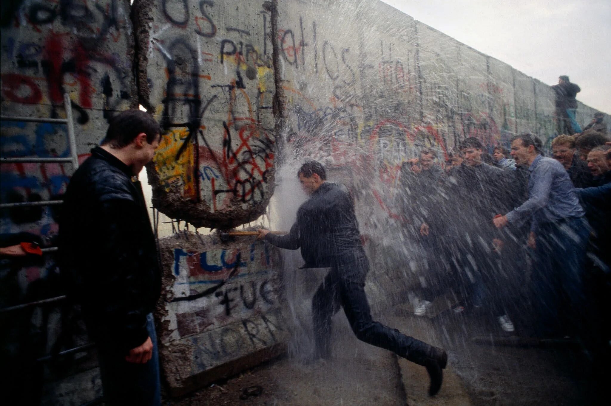 Wall fall. 9 Ноября 1989 Берлинская стена. Крушение Берлинской стены 1989. Berlin Wall Fall 1989. Берлинская стена разрушена в 1989 году.