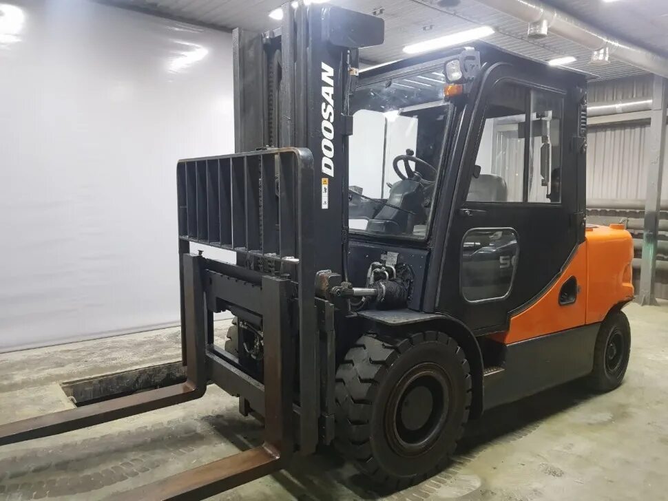 Doosan d50sc. Doosan d50sc-5. Вилочный погрузчик Doosan 5 тонн. Вилочный погрузчик Дусан 5 тонн. Аренда погрузчика тонны