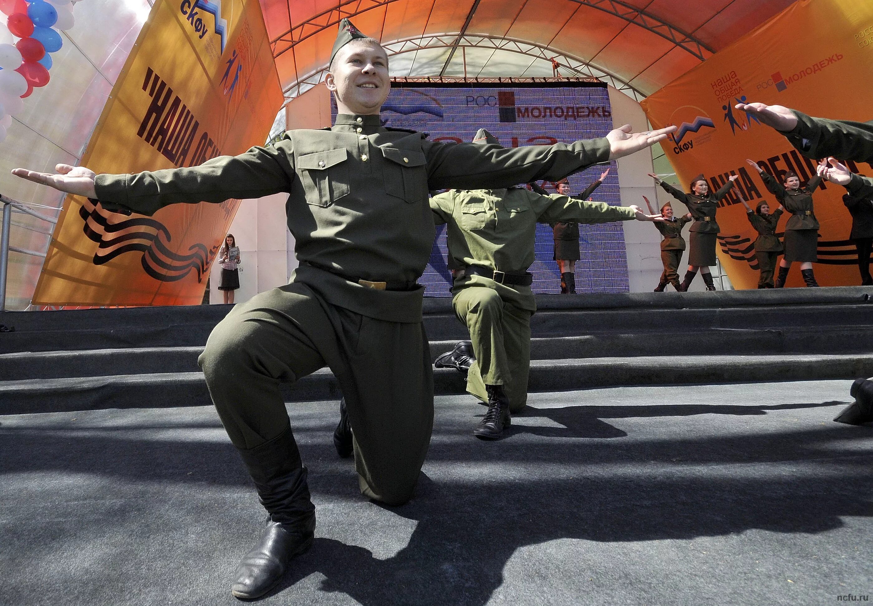 Где солдат танцует. Танцующий солдат. Солдаты танцуют. Солдаты пляшут. Русские солдаты танцуют.