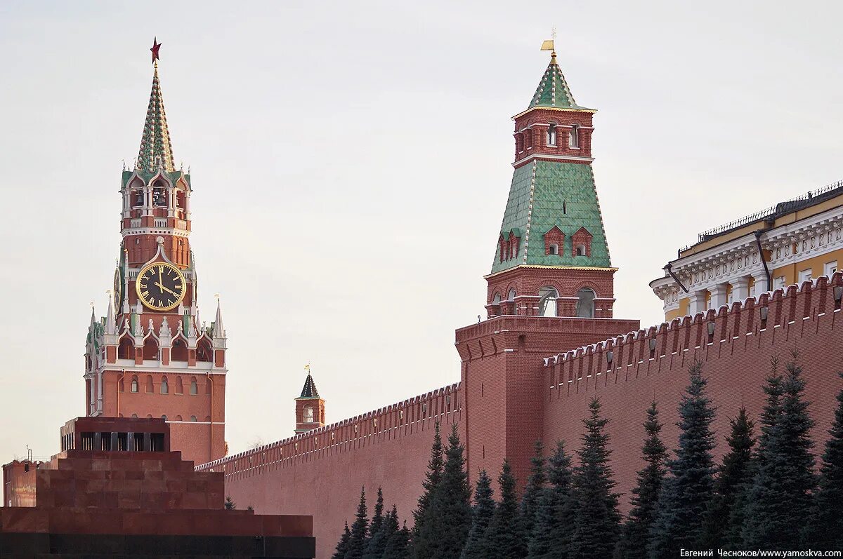 The word kremlin. Сенатская башня. Сенатская башня (Москва). Спасская башня Кремля с мавзолеем. Сенатская Московского Кремля.