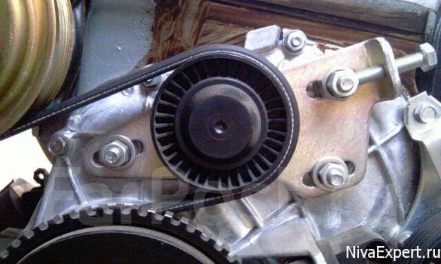 Ролик натяжителя ремня шевроле нива. Натяжитель ролика нива шевроле. Натяжитель ремня шеви нива. Натяжитель ремня нива шевроле шпильки. Шевроле нива 1.