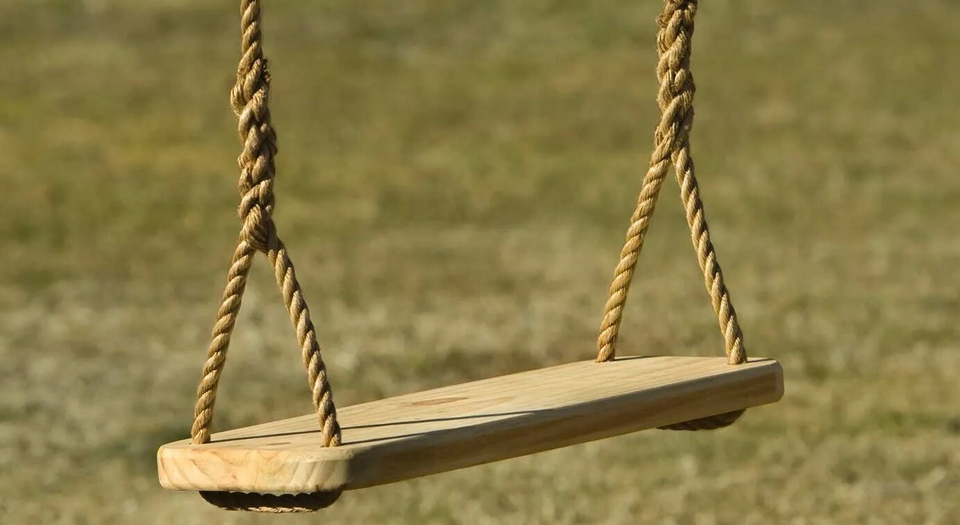 Использует качели. Эмоциональные качели. Качели caretero bugies. Общение качелями. Качели деревянные.