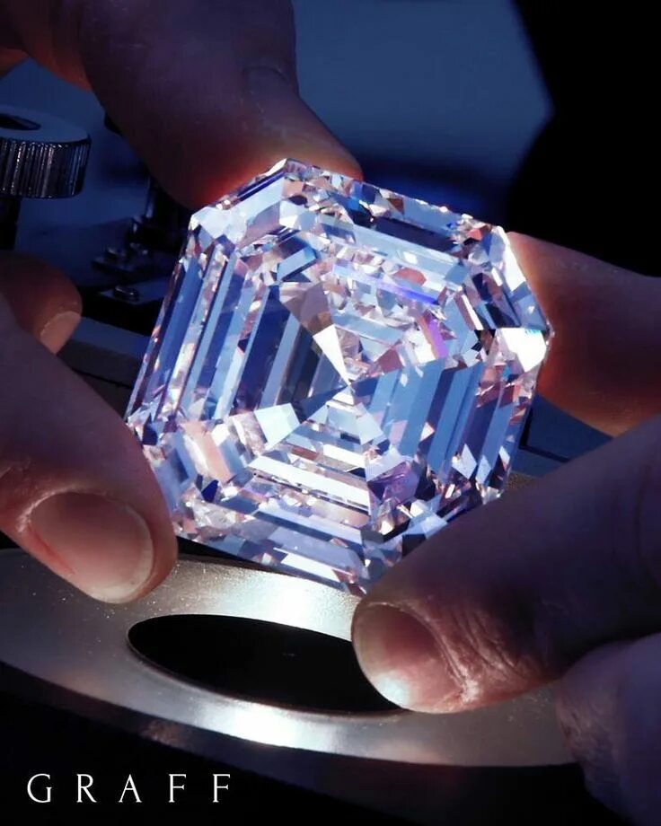 3000 алмазов. Ненастоящий алмаз. 3000 алмазов. Бриллианты на черном фоне. Diamante 3000.