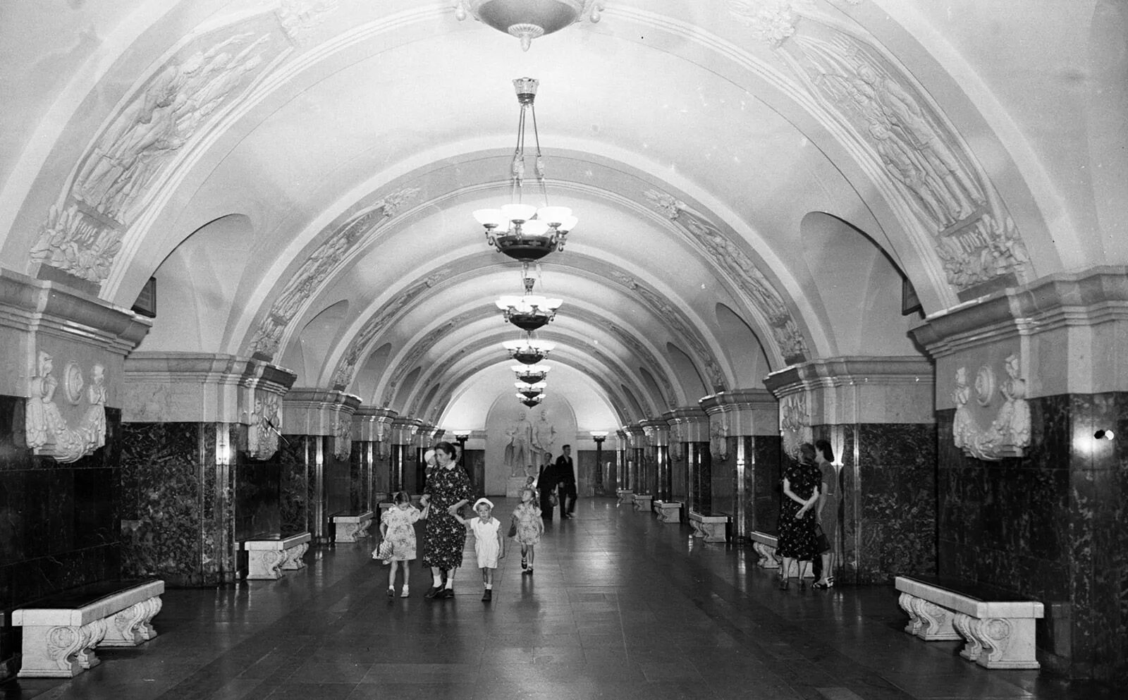 Название старого метро. Московский метрополитен 1935 станции. Первая станция Московского метрополитена 1935. Станция метро Краснопресненская 1954. Московский метрополитен 1930е годы Маяковская.