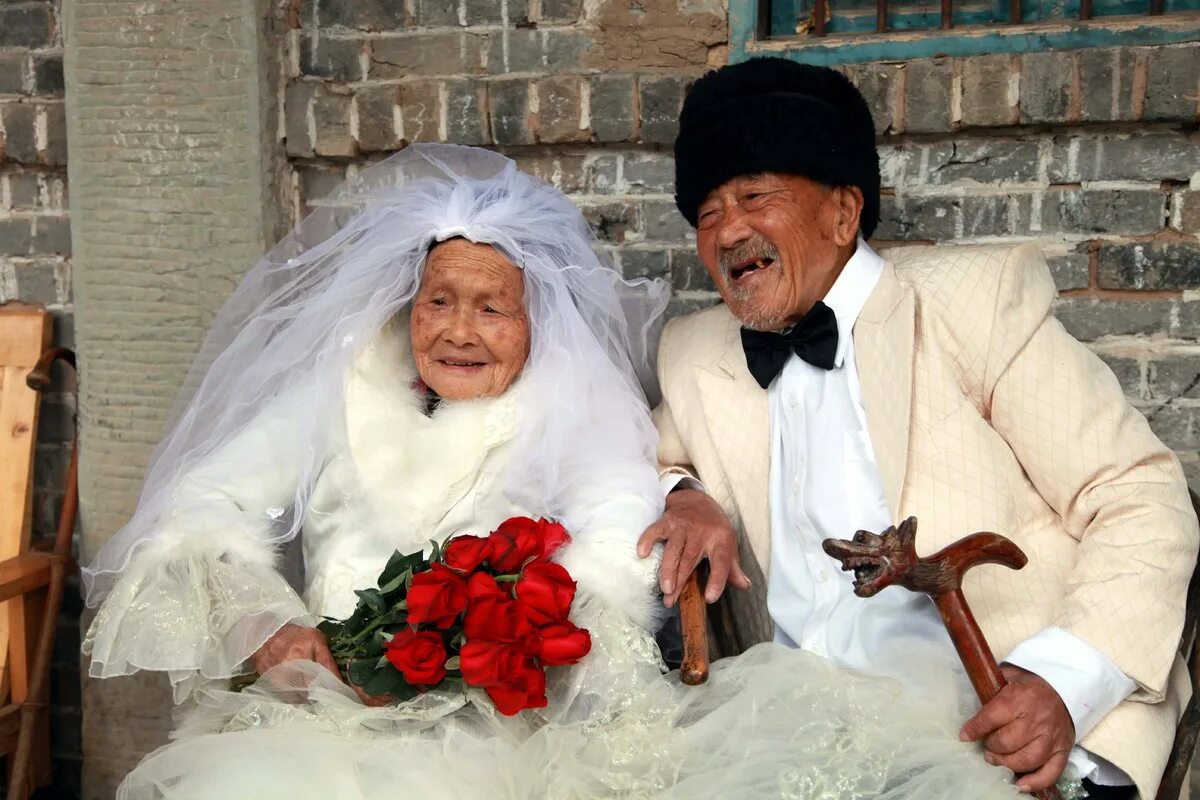 Старые жених и невеста. Свадьба Стариков. Старики молодожены. Бабушка с дедушкой жених и невеста. Сколько лет прожить мужем