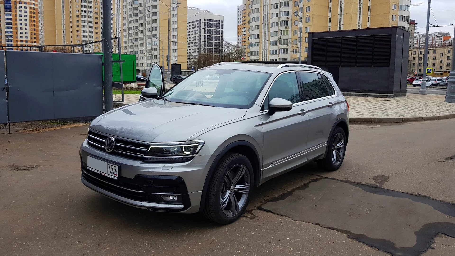 Volkswagen tiguan 2.0 at. Tiguan 2 спортлайн. Volkswagen Tiguan 220 л.с. VW Tiguan 2 Sportline. VW Tiguan 2018 Sportline.