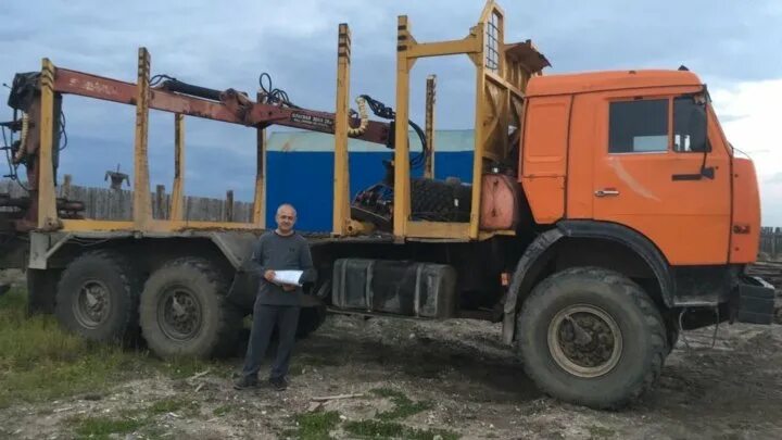 Камазы сортиментовозы авито. Камаз лесовоз кадуй. камаз вездеход лесовоз с манипулятором на авито. камаз лесовоз желтый. старый камаз лесовоз.