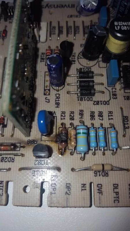 Сгорело сопротивление. Сгорели резисторы в стиральной машине. 9100 F перегорел резистор. Машинка для стрижки сгорел резистор. МСУ 200 плата сгорели резисторы.