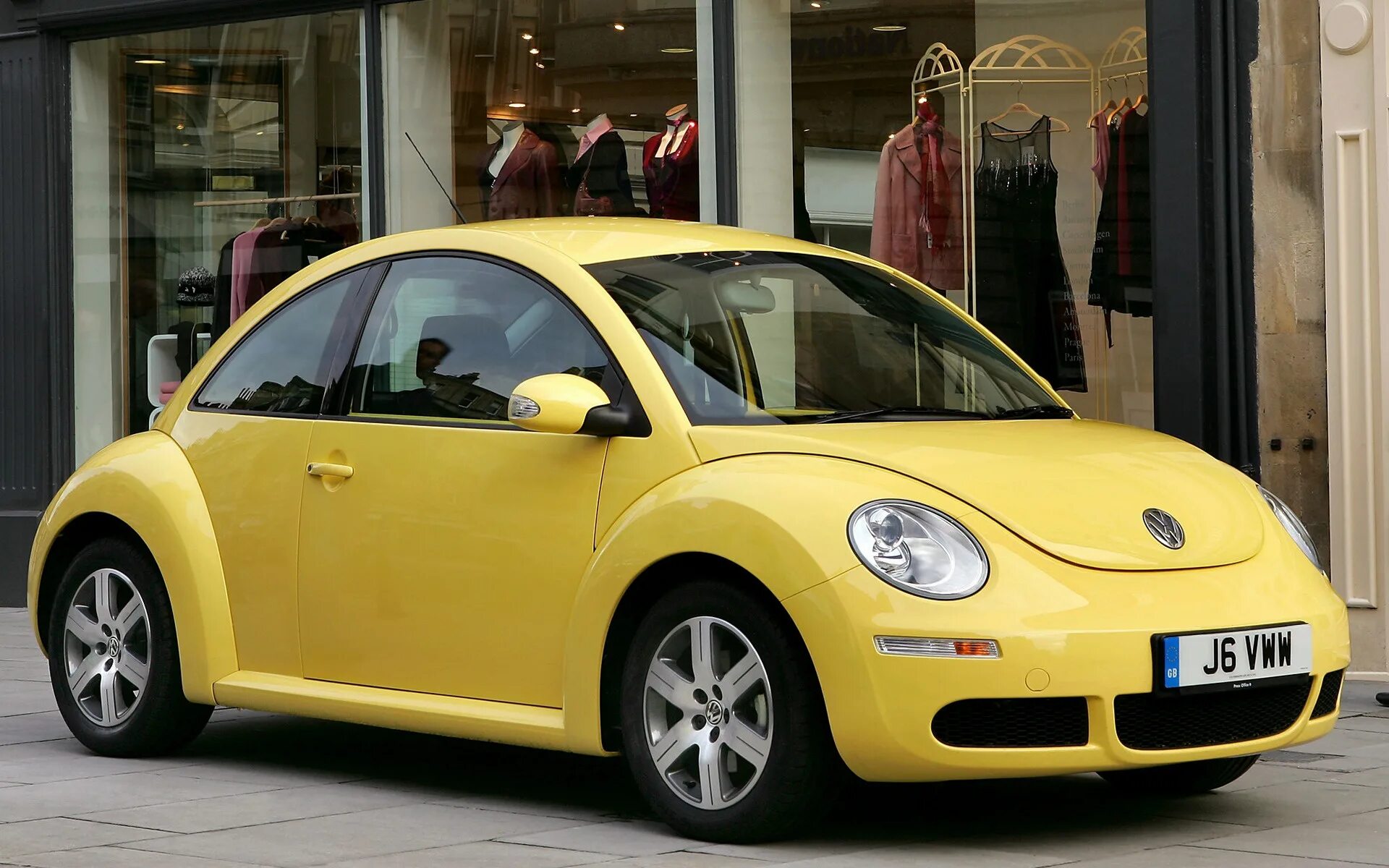 Volkswagen желтый. Фольксваген Битл 1. Фольксваген Битл желтый новый. Volkswagen Жук Битл. 2006 Volkswagen New Beetle.