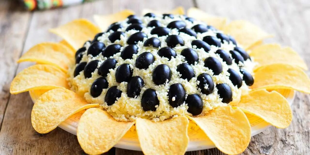 Салат подсолнух картинки. Салат подсолнух с курицей и чипсами. Салат подсолнух с курицей и чипсами. Салат подсолнух с чипсами. Салат подсолнух 450гр.