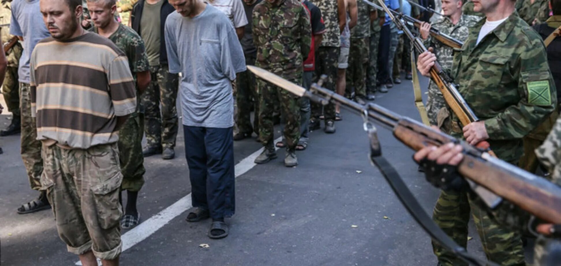 Пленные солдаты ВСУ В Донецке. Пленные украинские военные. Пленные украинцы в Донецке. Пленные украинские солдаты. Группировки рф на украине