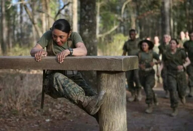 Американская военная девушка. Военная подготовка для девушек. Тренировка женщин в армии. Женщины в армии США. Девушки в американской армии.