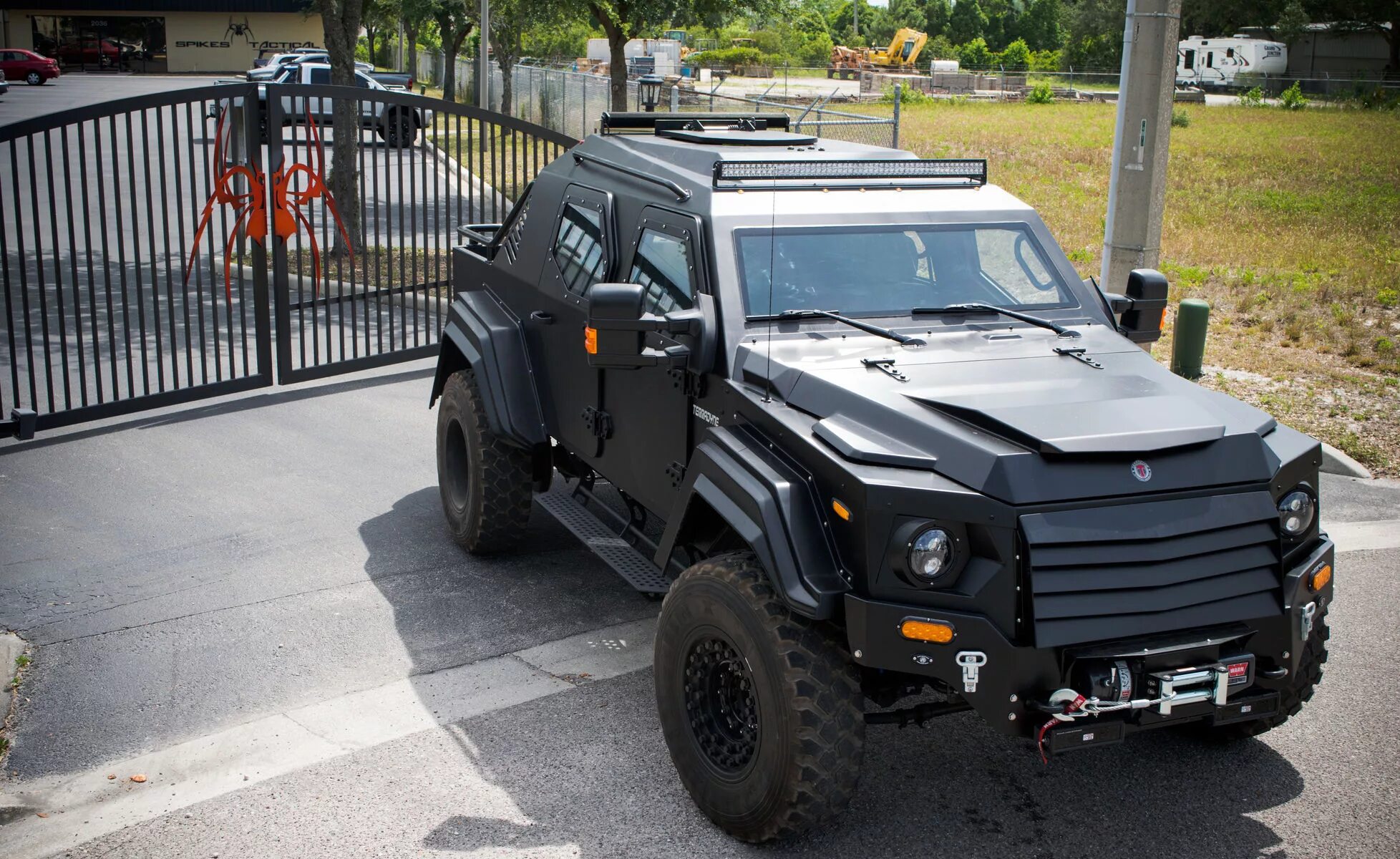 Купить бронированный песня. Внедорожник armet Gurkha f5. Terradyne Gurkha. Машина Terradyne Gurkha LAPV. Броневик Terradyne Gurkha.