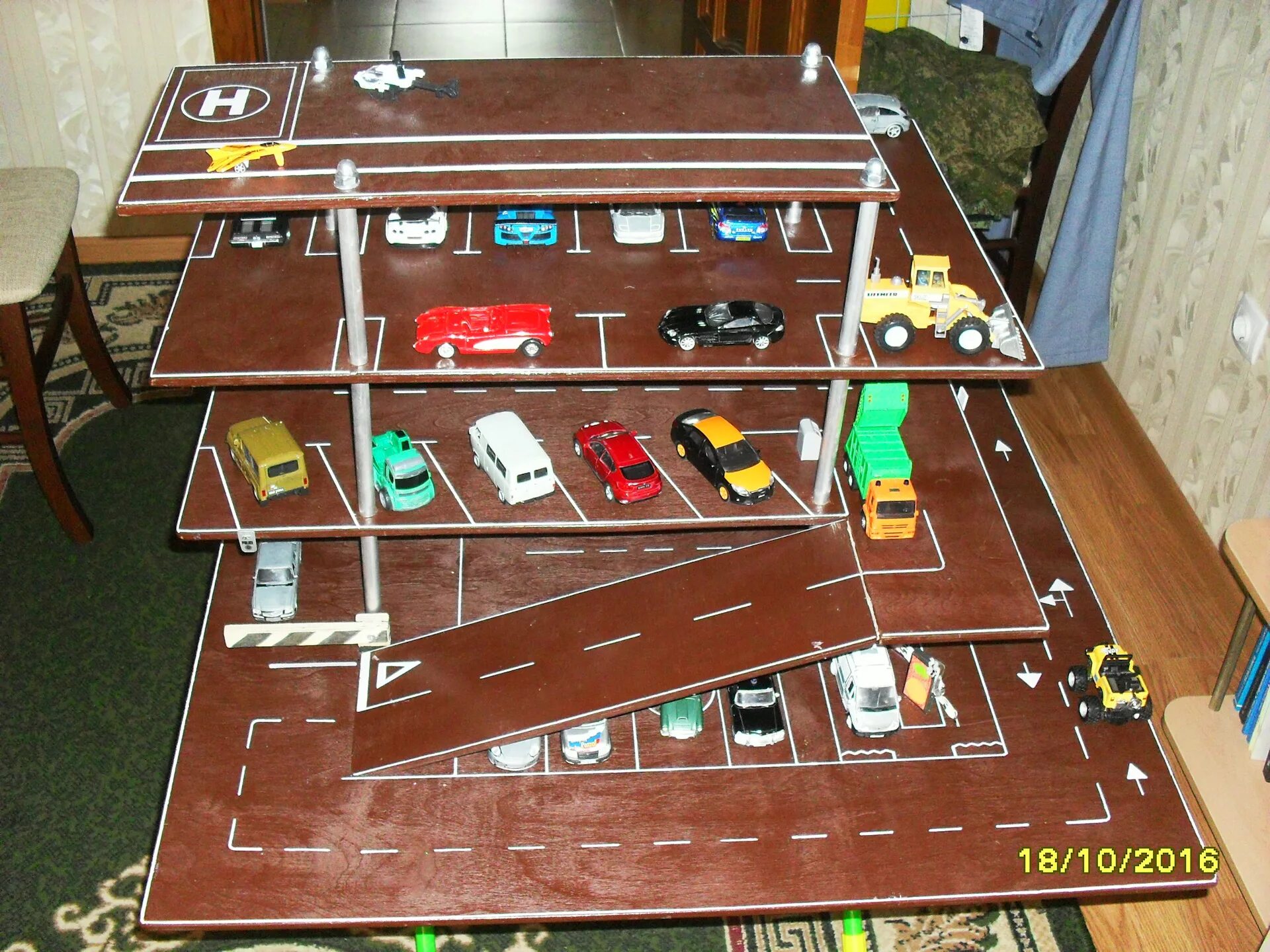 домик для машинок. гараж из картона для машинок. сделать игрушечный гараж. сделать игрушечный гараж. детский гараж для машинок.