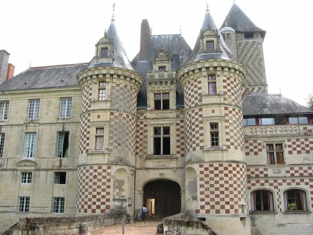 Шато де Монмирай замок. Замок Брезе Франция. Шато де Рео. Замок Рео. Жит ле