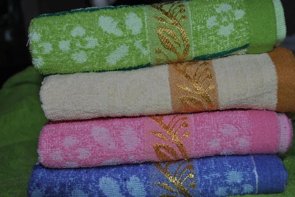 Полотенца махровые купить интернет. Полотенца китайские фабричные. Махровые полотенца разноцветные. Полотенце сиреневое махровое. Махровые полотенца новелла.