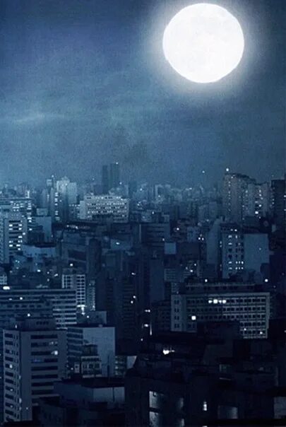 Луна над крышей дома. Лунный свет над городом. Луна крыши города. Луна над городом. Луна на крыше.