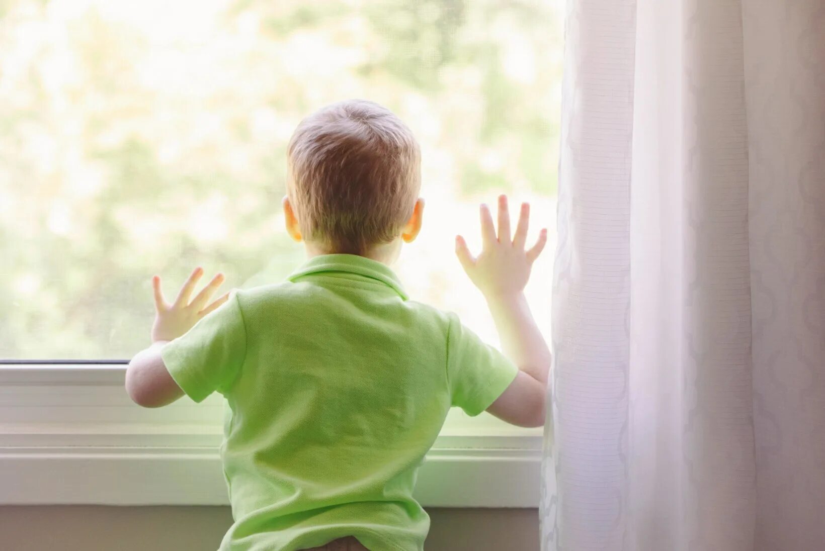 Touch the window. Boy at the window. a boy looking out the window. мальчик раздвигающий пальцами картинку в окне. фото look out the window.