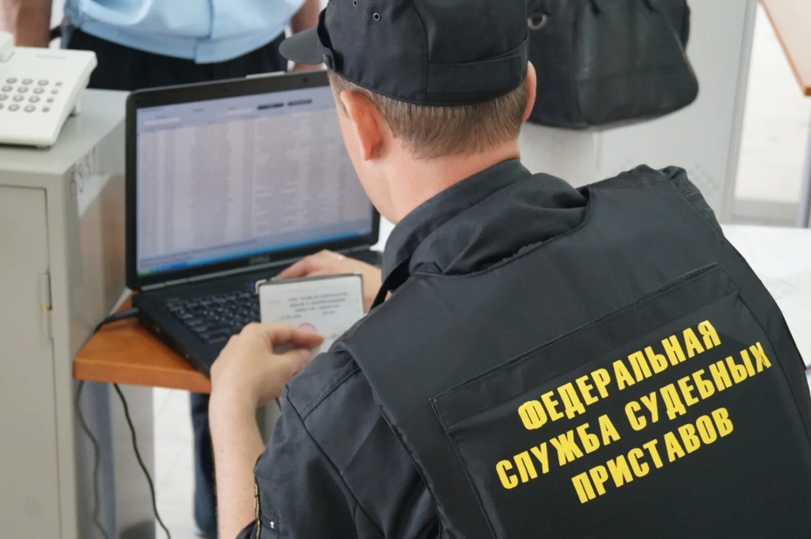 Может ли пристав продать долг. Должники по штрафам. приставы и должники. неплательщик алиментов. должник по алиментам.