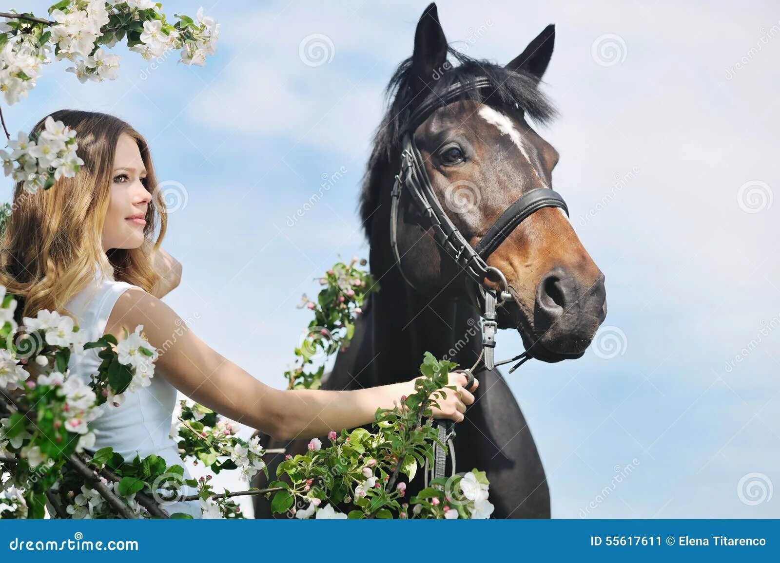 Мы вновь ехали на лошадях и любовались. Девушка с хвостом на лошади весной.