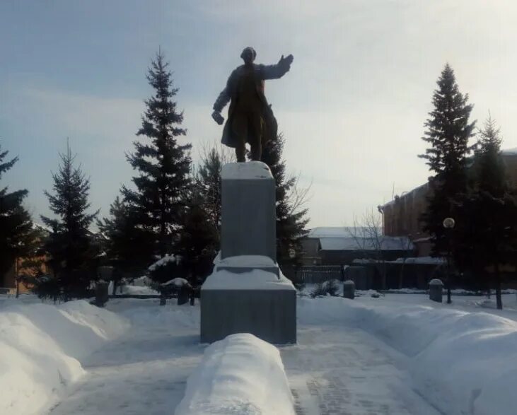 Население куйбышева новосибирской. Памятники Куйбышева Новосибирской области. Памятники города Куйбышева Новосибирская область. Памятник Ленину Куйбышев НСО. НСО Куйбышев памятник Куйбышеву.