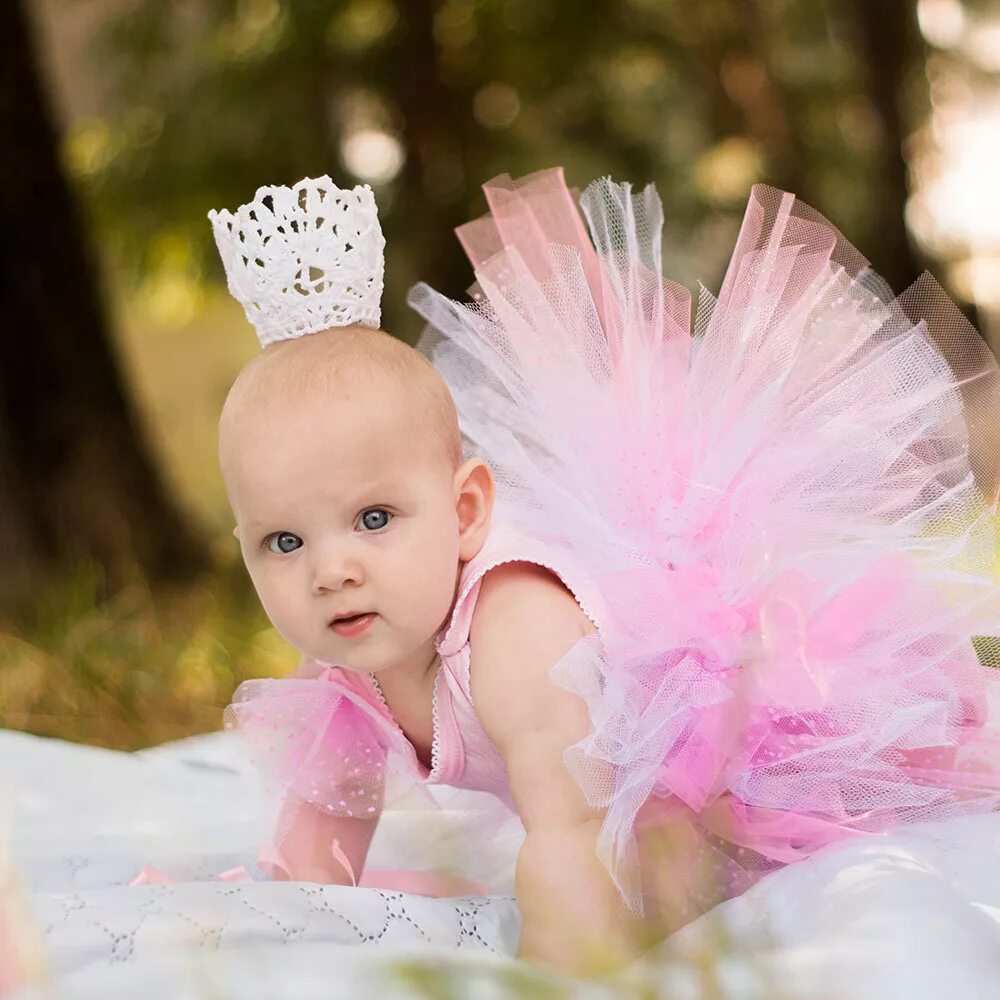 Принцесса месяца. Маленькие принцессы. Девочка принцесса. Девочка малышка. Маленькая принцесса фотосессия.
