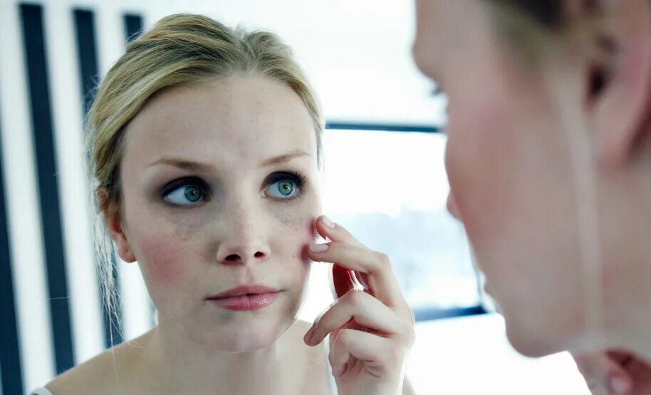 недовольная женщина. стресс на лице. кожа лица стресс. молодое лицо. кожа лица стресс.