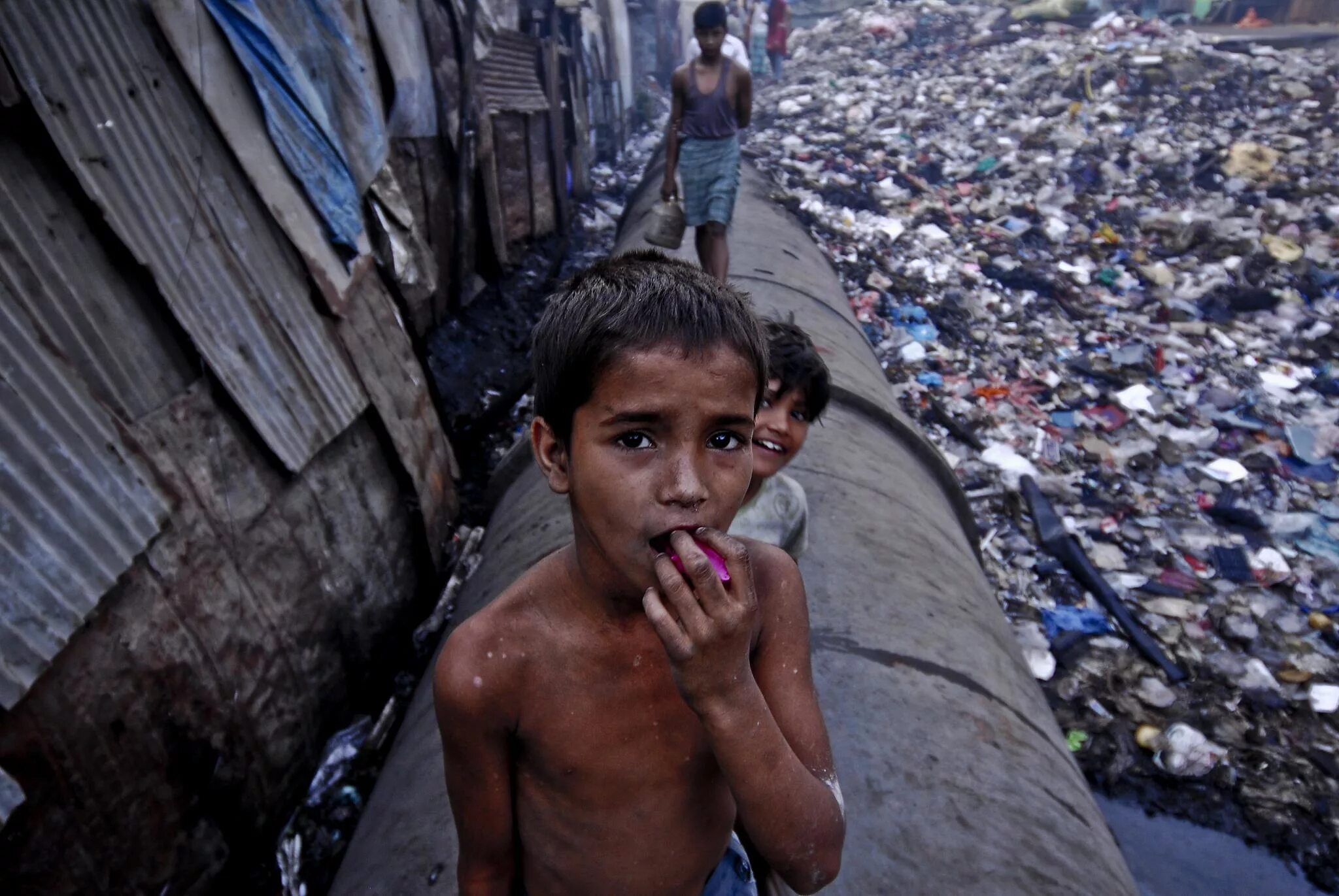 Трущобы Мумбая Дхарави. Дети из трущоб Мумбаи.