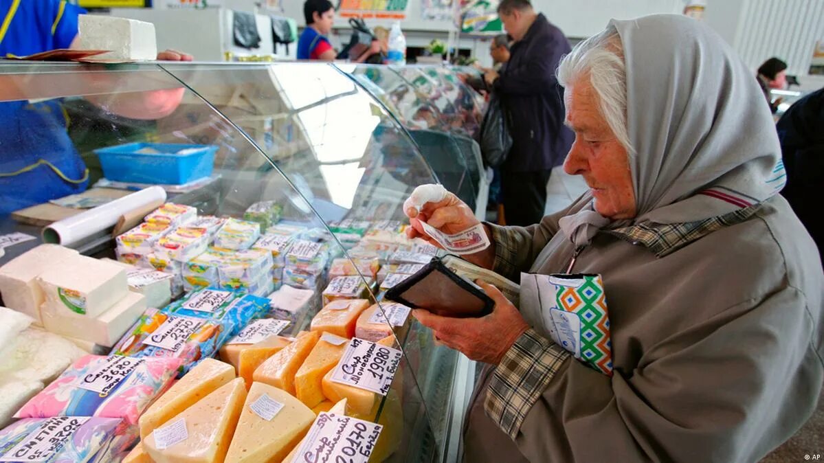 Бабка в магазине. Нищие в магазине. Бабушка у прилавка. Магазины для бедных. Старушка в магазине.