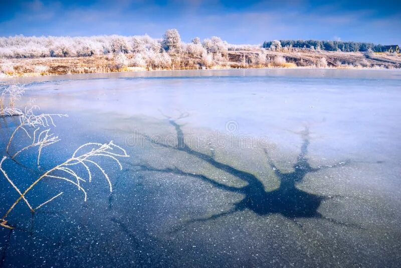 Расколотый лёд на озере. Треснутый лед на озере. Льды на озере разломленные. Треснул лед на озере.