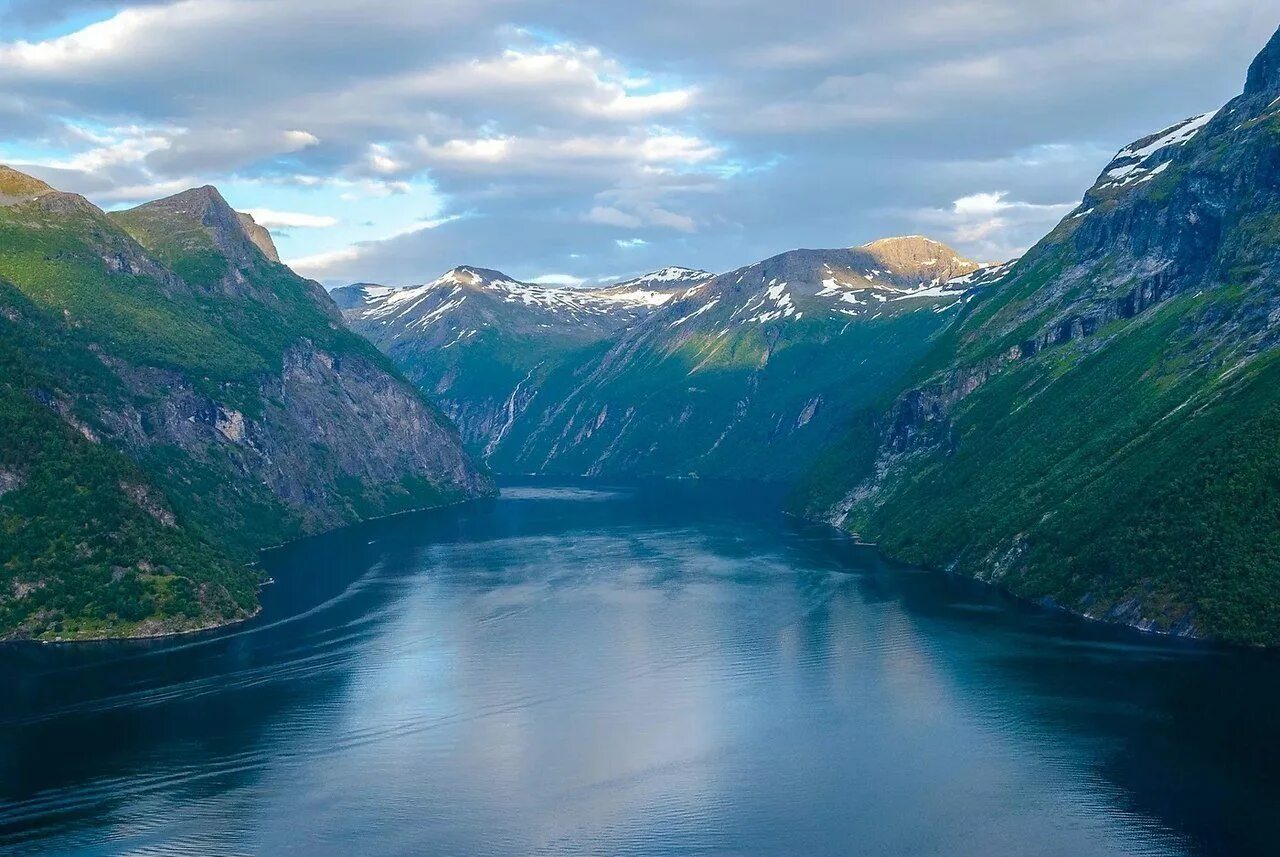 Согнефьорд где находится. Гейрангер-фьорд. Осло норвегия фьорды. Норвегия фьорды каякинг. Норвежские фьорды на каяках.