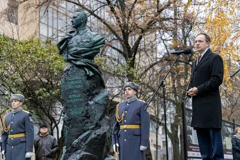 Выступил на открытии памятника