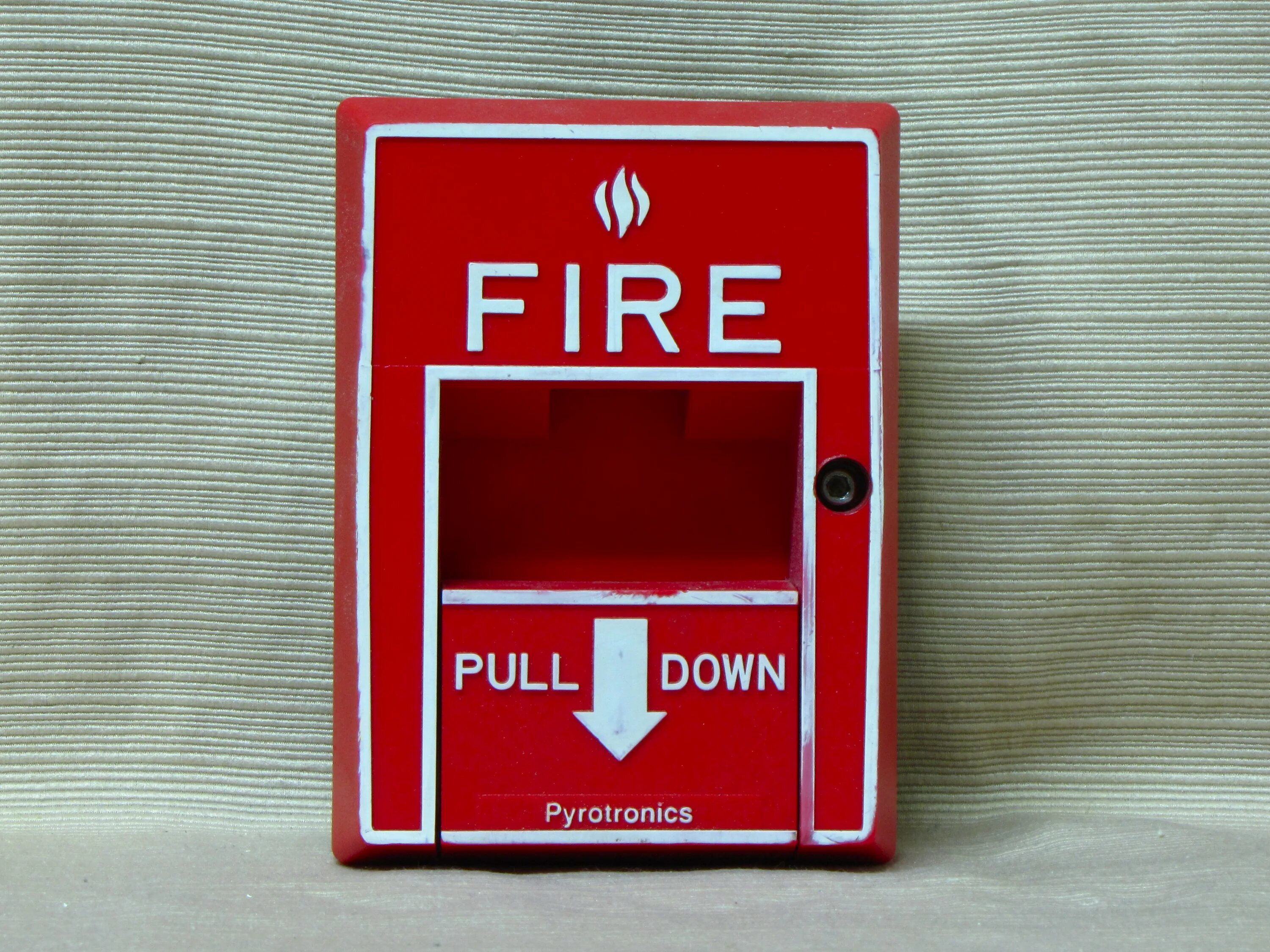 Пожарная кнопка. Pull Fire Alarm. Fire Alarm табличка. Надпись "Fire Alarm Cable" для таблички. Устройство Fire Alarm PERCO.