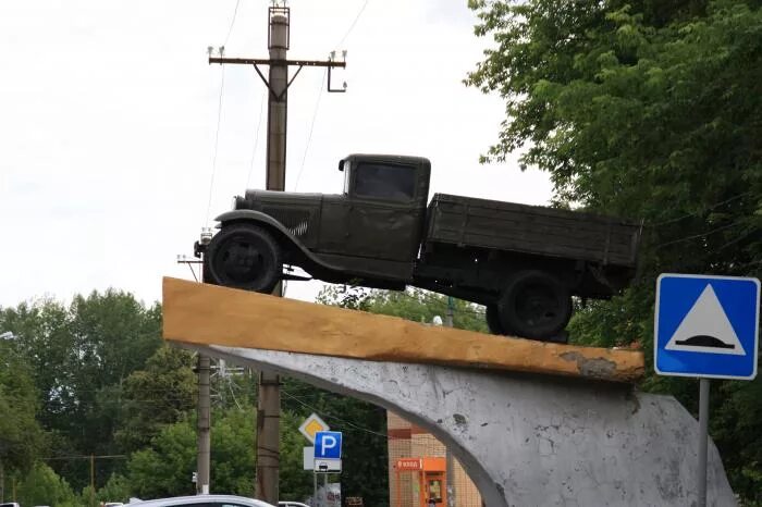 Имя полуторка. Памятник полуторке в Кунгуре. Обелиск в Кунгуре. Танк в Кунгуре памятник. Памятник Кунгур 1663.