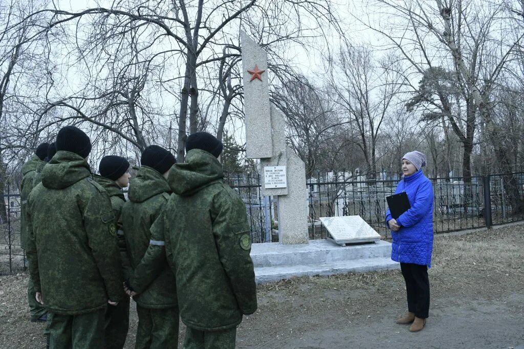 Акция забота о памятниках. Военные монументы. Памятники войны. Памятник солдату на кладбище. Кладбище Минусинск.