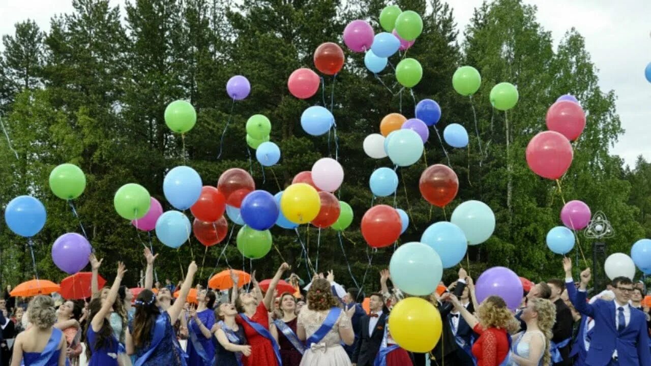 Выпускаем воздушные шары. Выпускники с шариками. гелиевые шары на выпускной. выпускники школы с шариками. выпускники запускают шары.