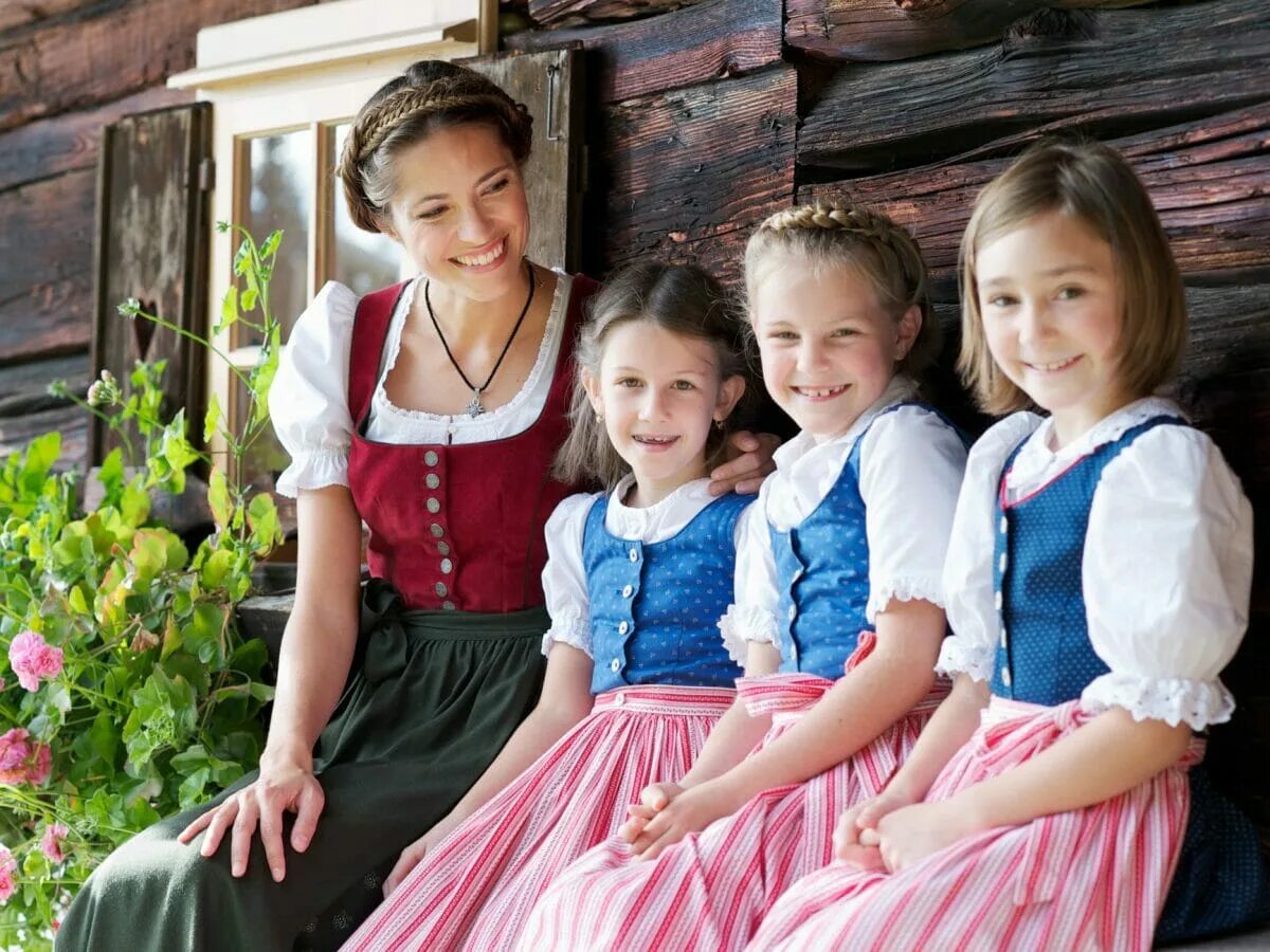 Национальные костюмы германии трахтен. Какие австрийцы. Трахтен бавария. Германи народная одежда германии. Австрийский национальный костюм тирольский мужской.