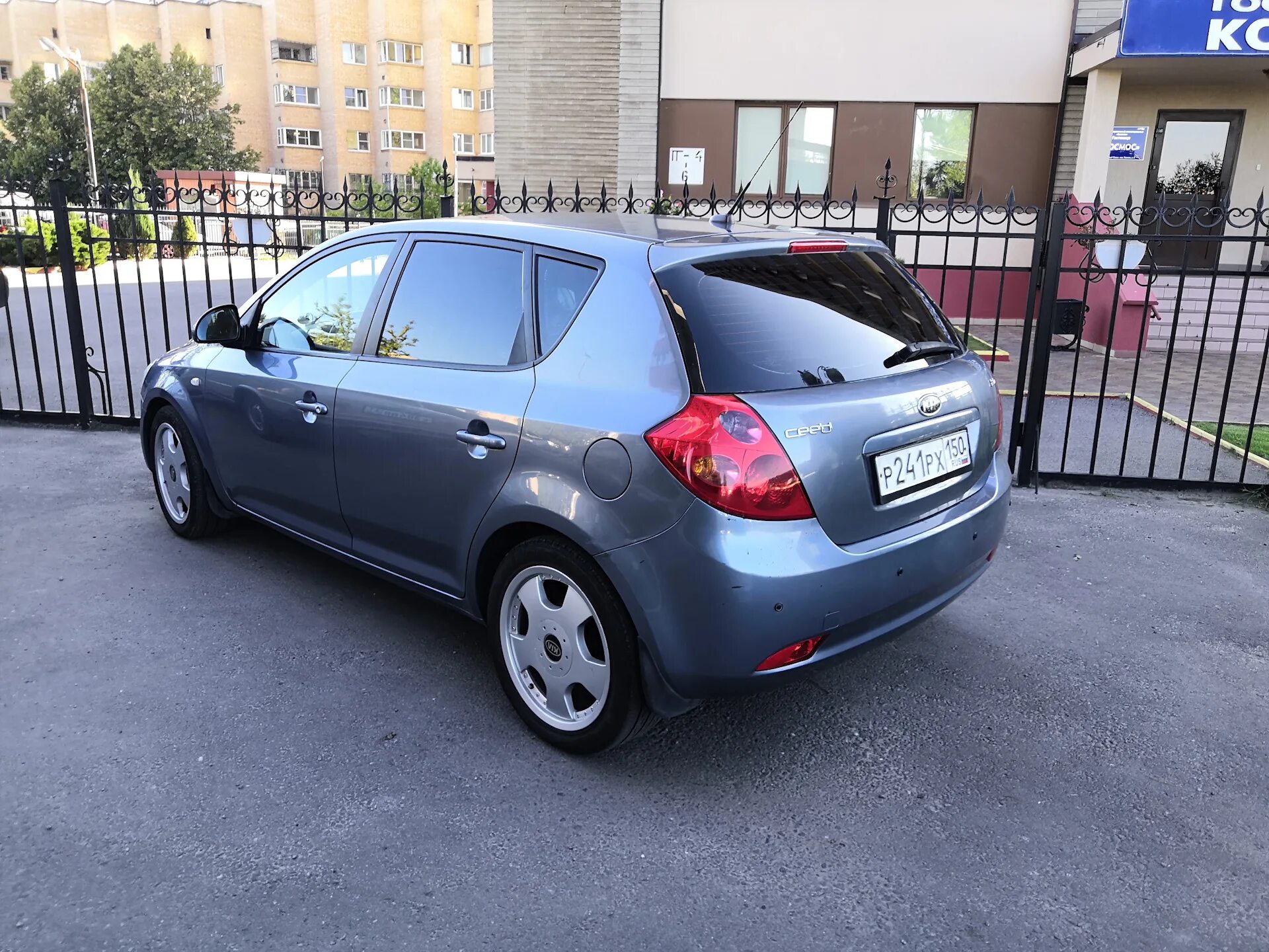 Купить б/у Kia Ceed I 1.6 AT (122 л.с.) бензин автомат в Краснодаре: серебристый