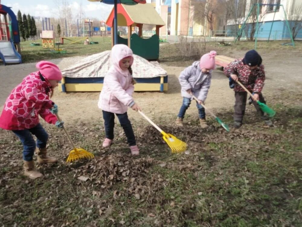 Дети на субботнике в детском саду. Уборка территории в детском саду с детьми. Субботник с родителями в детском саду. Дети субботник в садике.