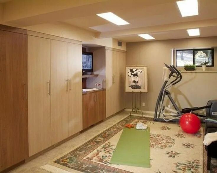 Домашний спортзал. Гостиная с беговой дорожкой. Гостиная с тренажерами. Тренажер в интерьере спальни. Спортивная комната в доме.