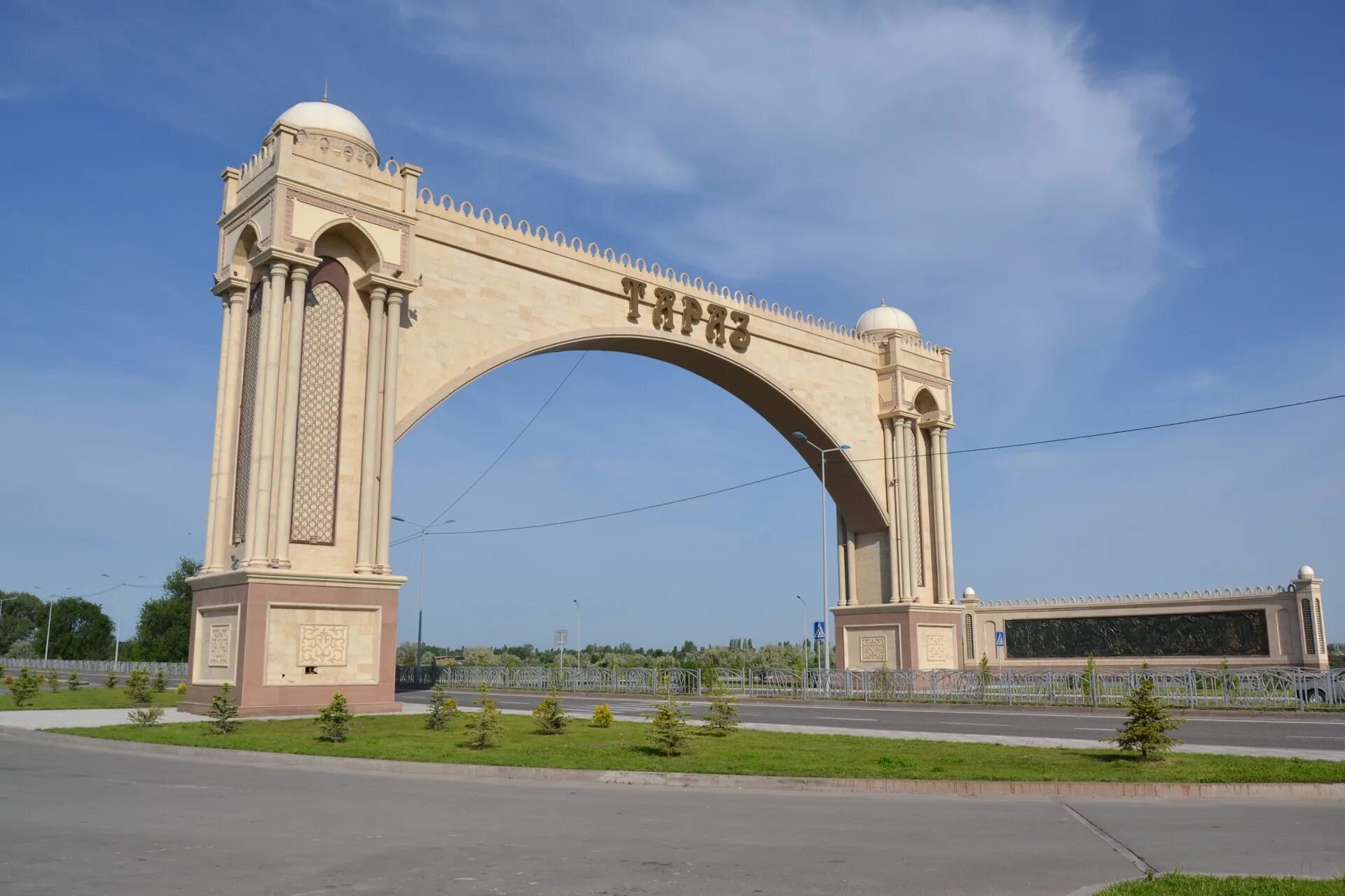 Тараз фото. Тараз город в Казахстане. Арка Тараз Казахстан. Город Тараз достопримечательности. Джамбул город Тараз.