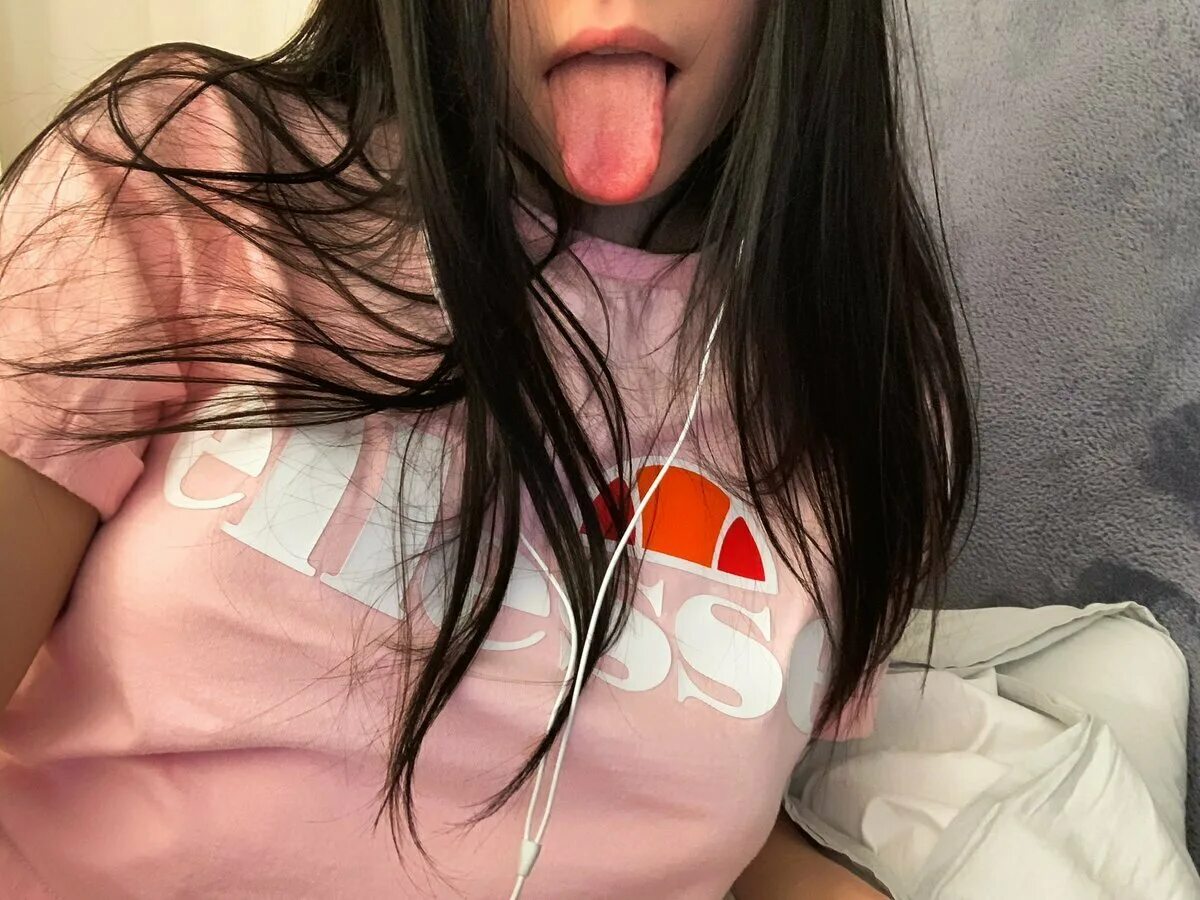 Номер пошлой девочки. Полуобнаженные девушки из соц сетей. Красивые селфи девушек лежа. Номер пошлой девочки. Стройная шкура.