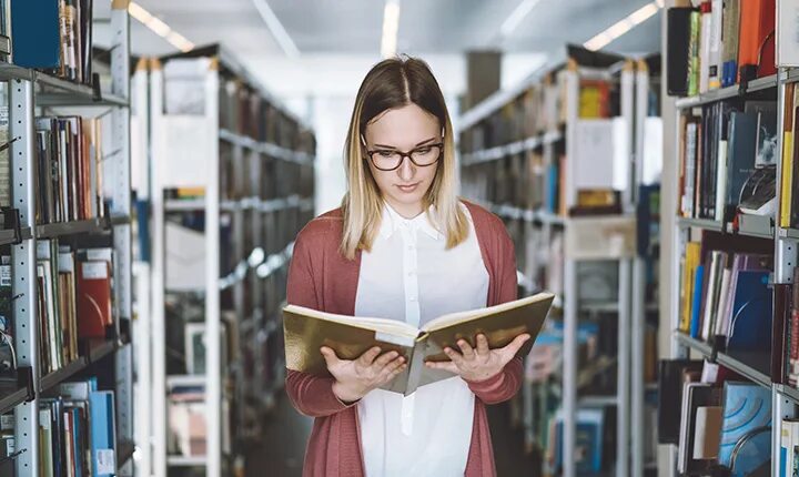 Студенты в библиотеке. Фотосессия в библиотеке. Студент с книгами. Библиотека вуза. Электронная библиотека вуз