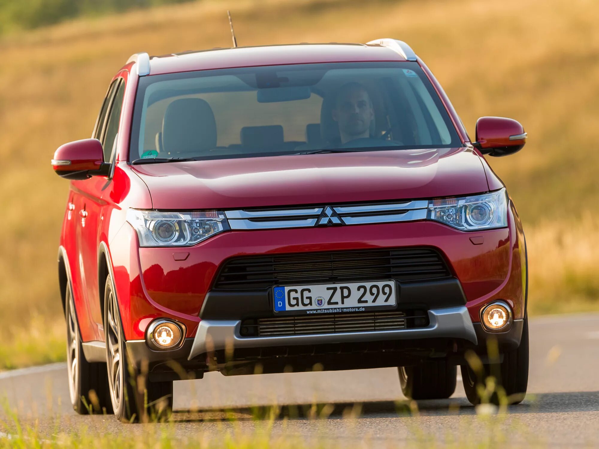 Mitsubishi Outlander 2014. Мицубиси Аутлендер 3. Митсубисиаутлендр 3 поколения. Мицубиши Аутлендер 3 поколение.