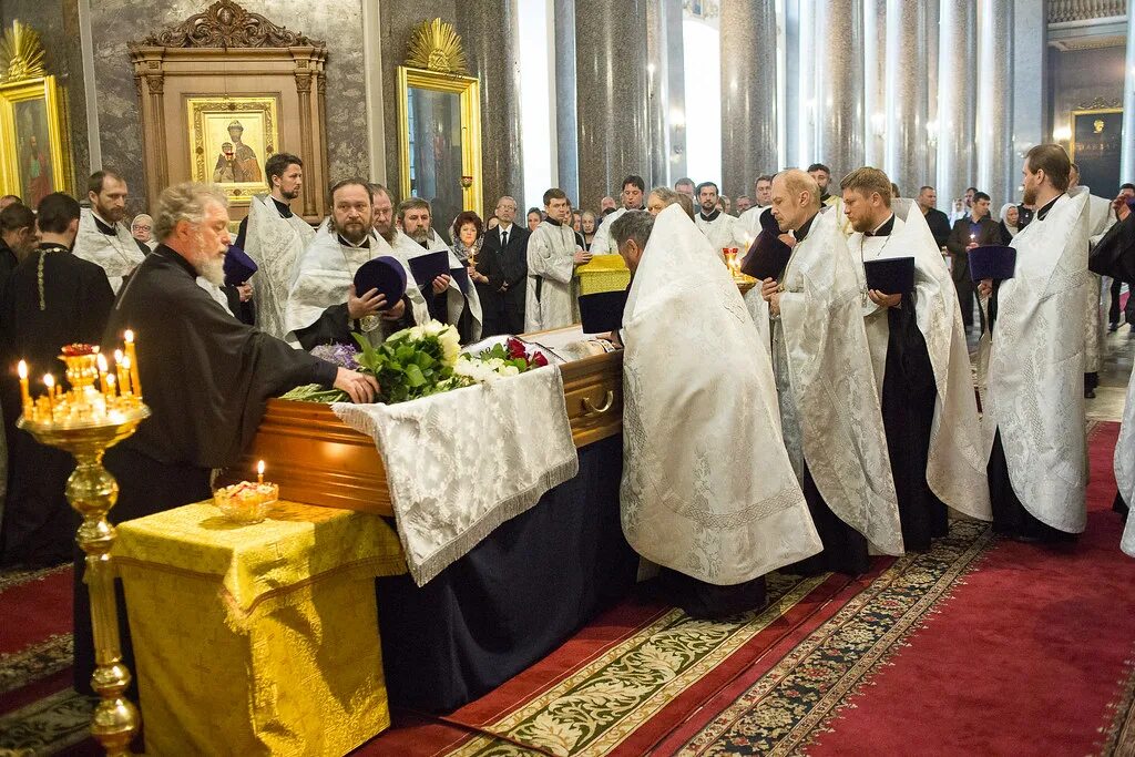 В церкви шло отпевание. Кронштадтский храм отпевание.