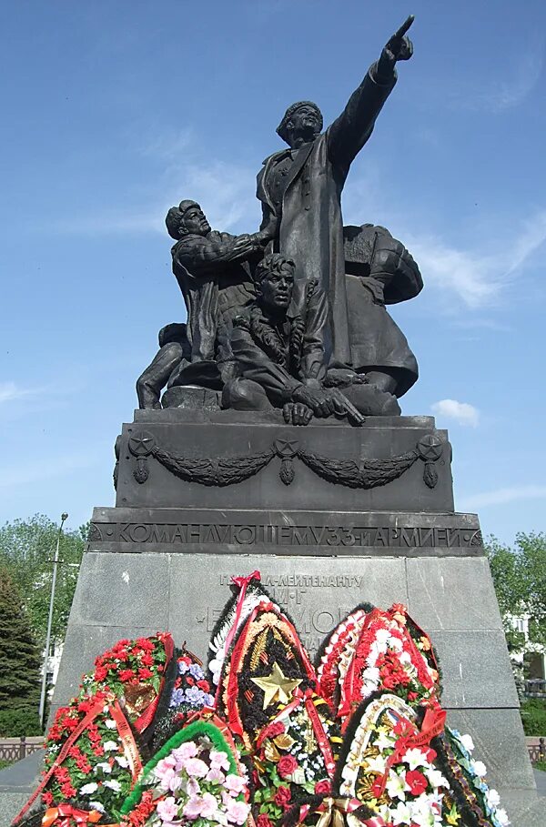 Герой вязьма. Георгий тимофеевич береговой памятник. Герой вязьма. Смоленск сквер героев. Герой вязьма.