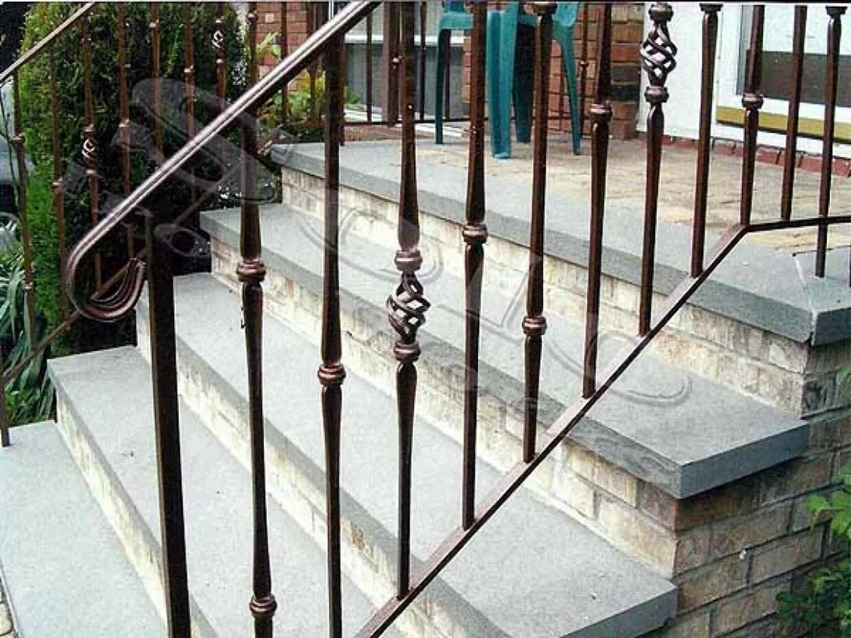 Перила уличные для крыльца. Iron railings. кованые балясины на крыльцо. металлические балясины для крыльца. балясины из металла для крыльца.