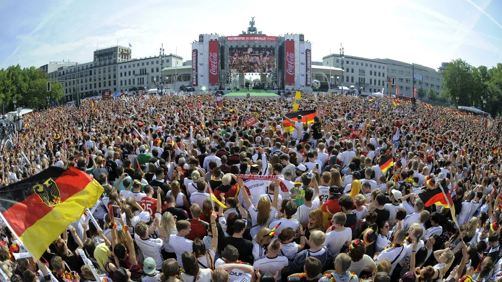 Толпой немецкое. Мюнхен октоберфест 2016. Толпа фашистов. Толпа фашизм. Германия люди.