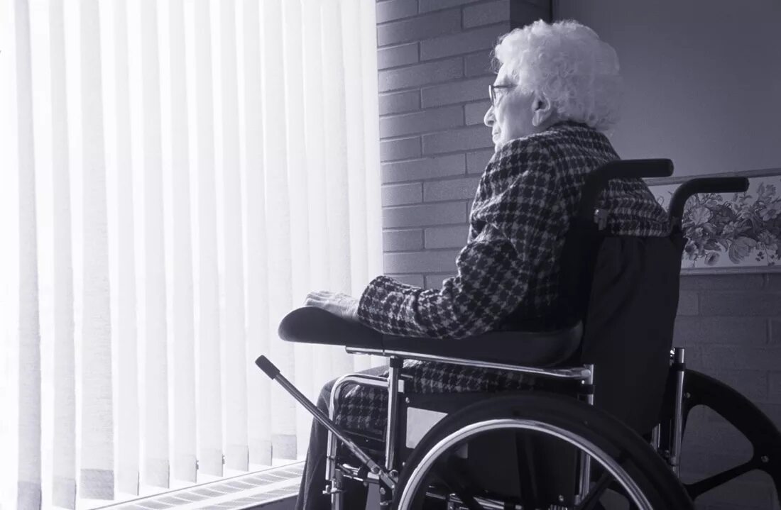 Женщина инвалид 1 группы. Старушка на инвалидной коляске. Дед инвалид в коляске. Пожилой человек в инвалидной коляске. Коляска для пожилых людей.